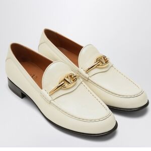 Valentino Garavani Loafer featuring a leather upper with a golden Detail